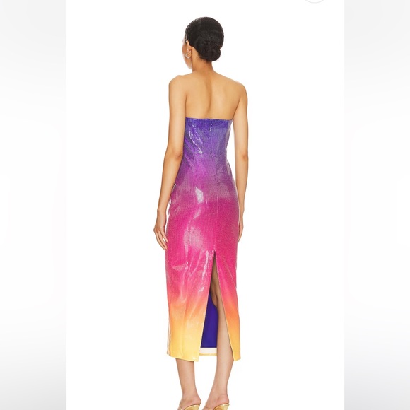 Gorgeous cocktail dress. I am 120 pounds and wear size XS-S and the XS fit me. - Picture 2 of 4